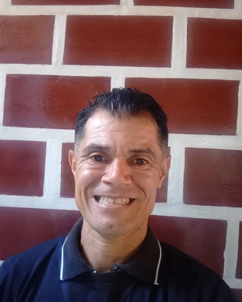 José Lugo sonriendo, integrante de la comunidad Tu Turno